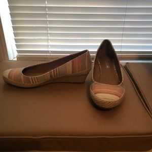 AMERICAN EAGLE NEVER WORN closed toe wedges